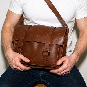 BROWN LEATHER MESSENGER BAG WITH BUCKLE CLOSURE MEN